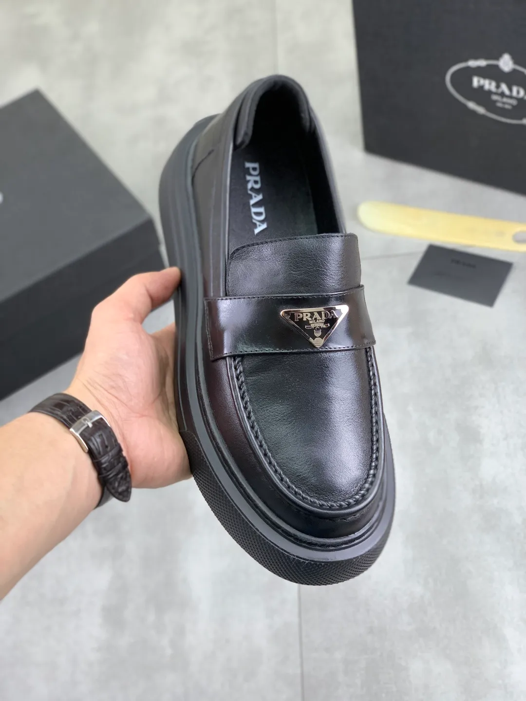 Men's men's shoes 💰P500 New PRADA Prada spring new casual leather shoes Original purchase, development and production Prada men's classic series, technical breathable fabrics with cowhide, casual sports shoes, casual shoes, sports dad shoes combine high-tech breathable materials and cowhide, P family exclusive button decoration on the side. The outsole is full of P italic design and bright colors to show vitality and continue the brand design inspiration. Stroll around the city lightly and feel free and comfortable. Delivered in exquisite packaging 🛍📦 ▪️Material: original customized calfskin with breathable material ▪️Inner lining: cowhide lining ➕cowhide feet ▪️Outsole: open-molded TPU foam material ▪️Sole thickness: 3.5CM ▪️Size: Men's 38-44 (45 can be customized) 4️⃣ colors available
